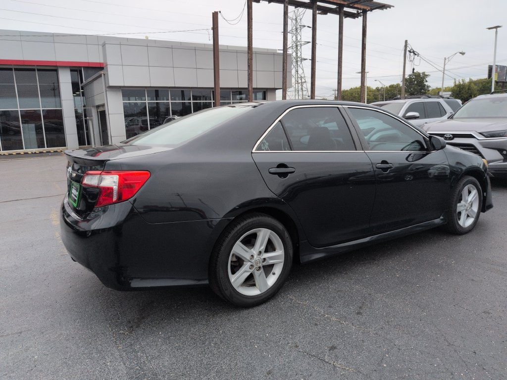 Used 2014 Toyota Camry SE w/ Moonroof Package FWD image 6