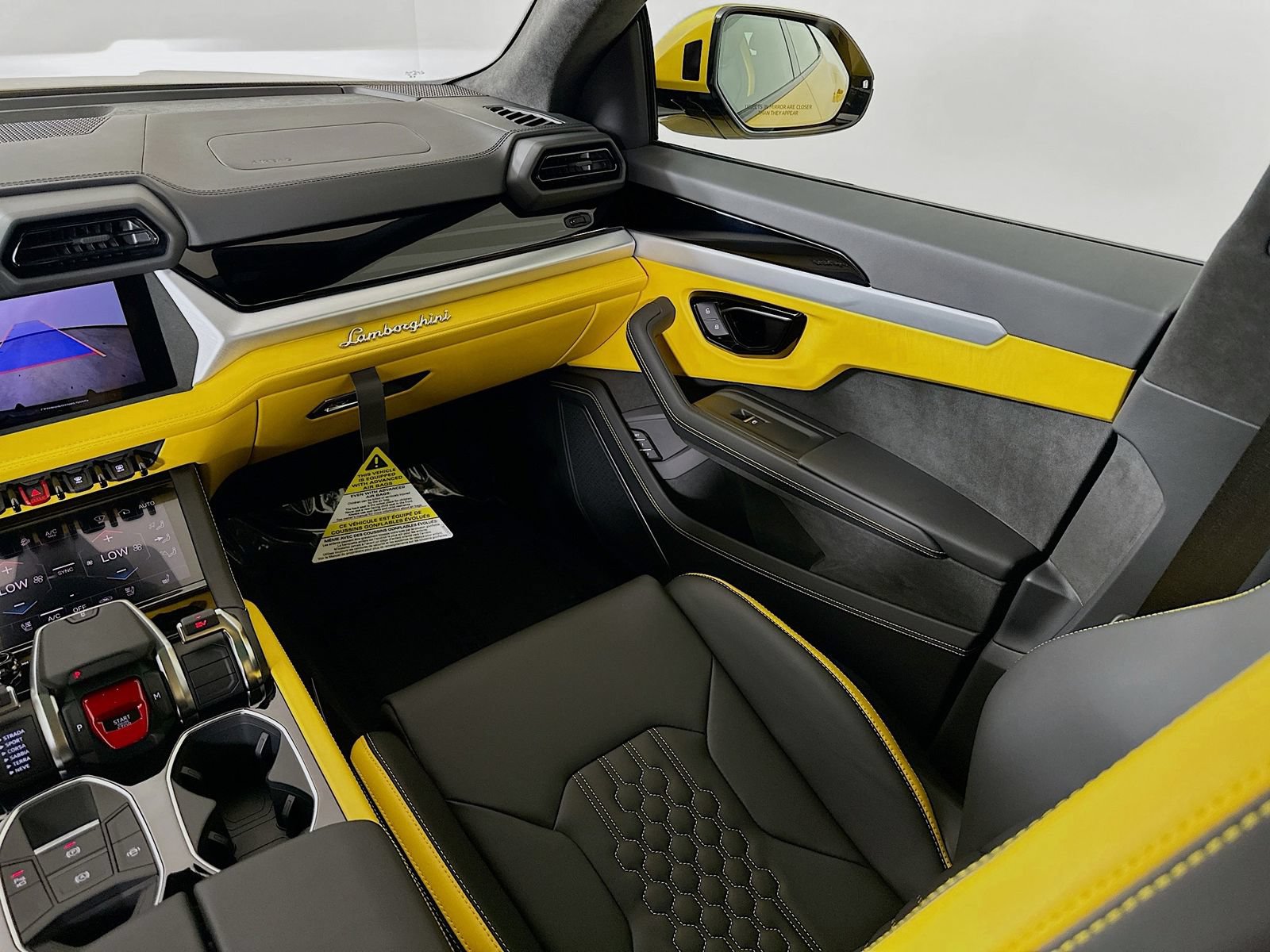 Used 2025 Lamborghini Urus SE AWD/4WD image 31