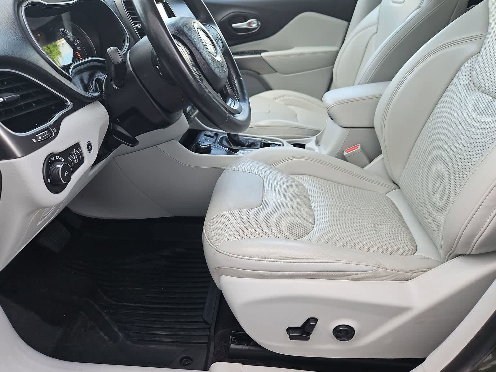 Used 2019 Jeep Cherokee Limited w/ Technology Group AWD/4WD image 16
