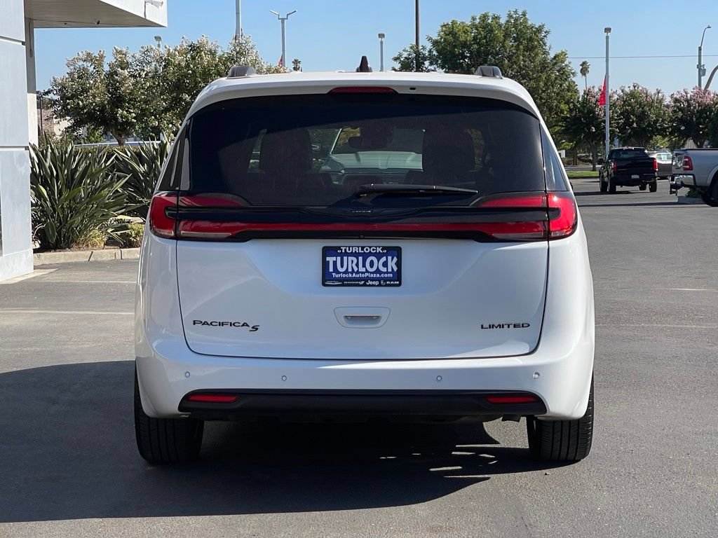 Used 2025 Chrysler Pacifica Limited FWD image 3