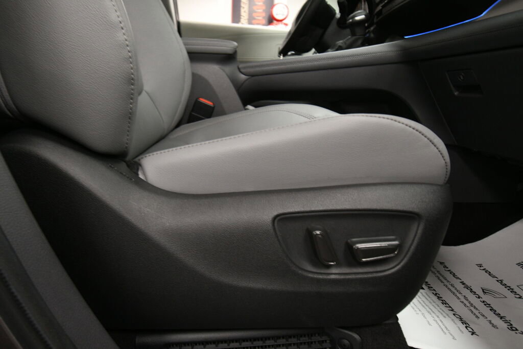 Used 2024 Toyota Sienna Limited image 29