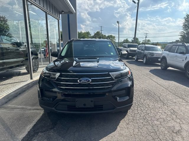 Used 2023 Ford Explorer XLT AWD/4WD image 2