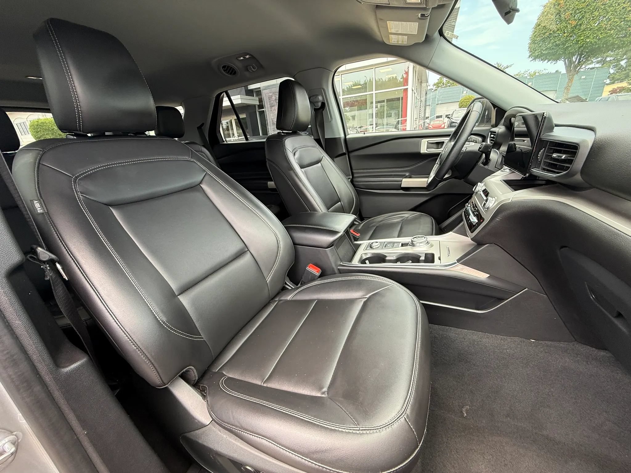 Used 2022 Ford Explorer XLT w/ Equipment Group 202A AWD/4WD image 14