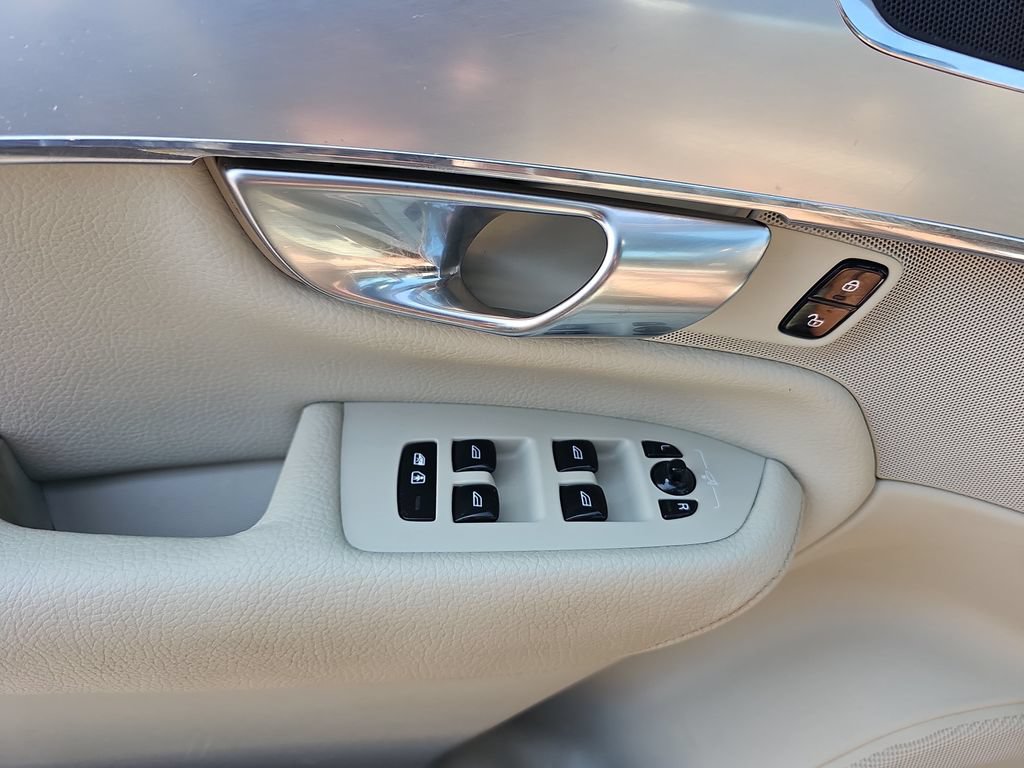 Used 2018 Volvo XC90 T5 Momentum w/ Convenience Package AWD/4WD image 27