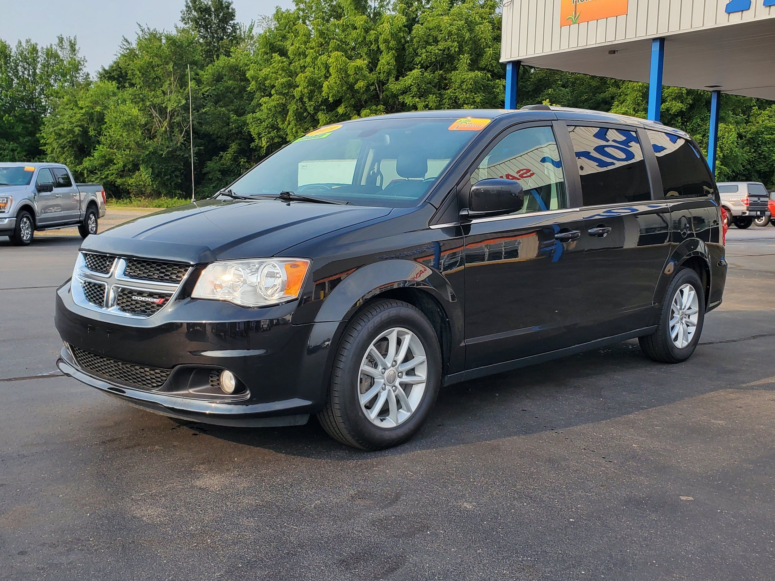 Used 2019 Dodge Grand Caravan SXT FWD image 2