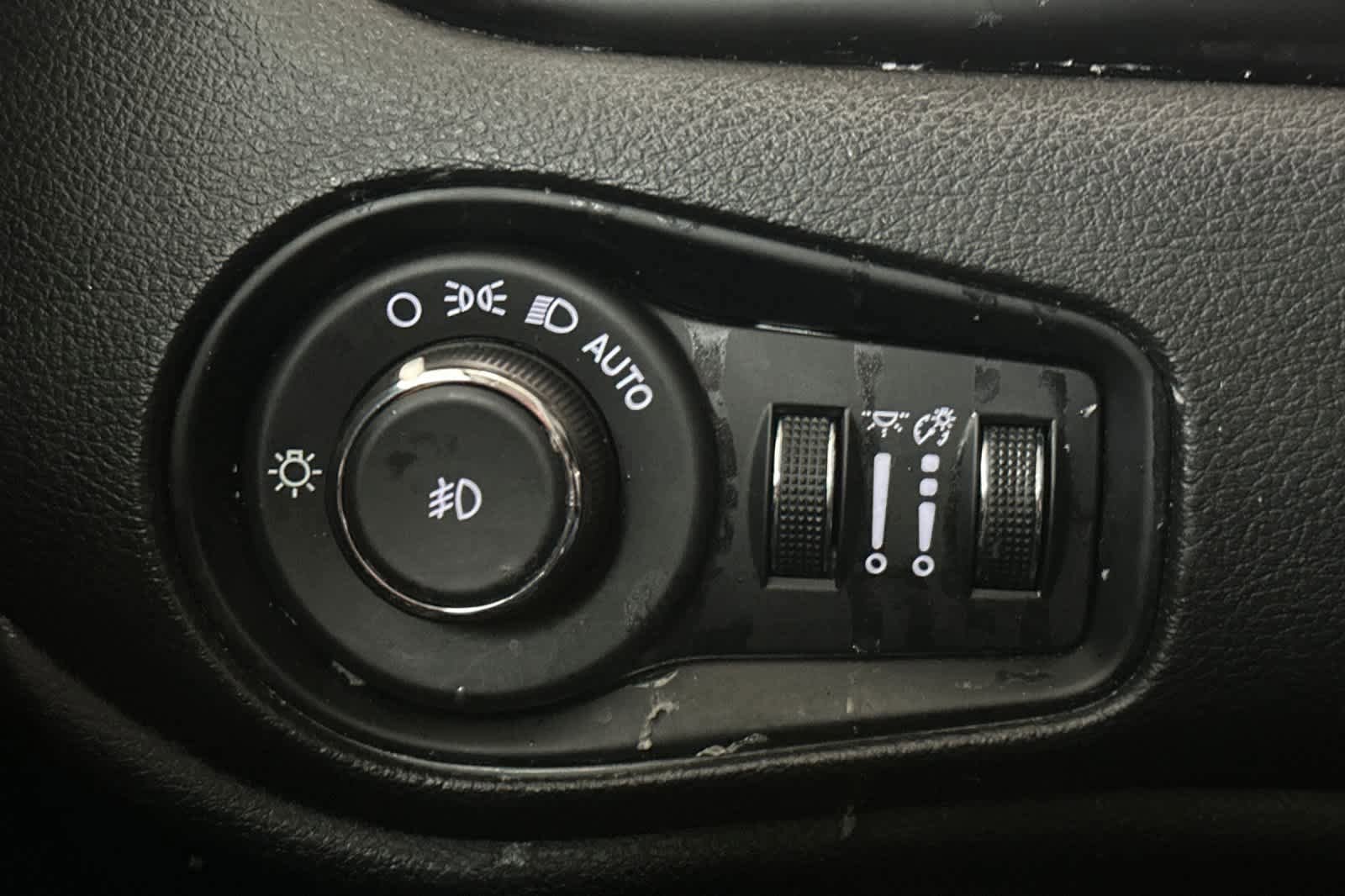 Used 2023 Jeep Renegade Latitude AWD/4WD image 29