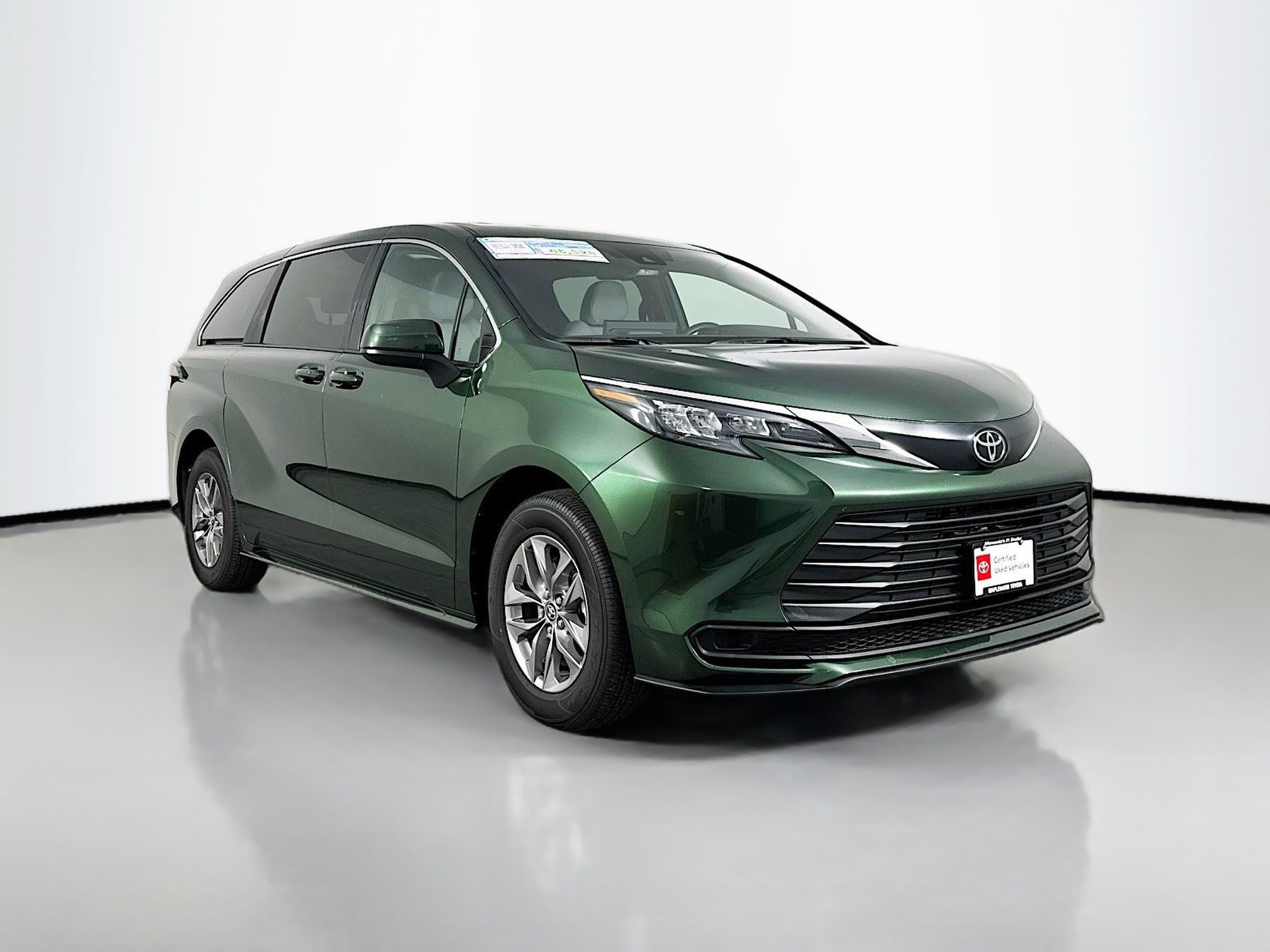 Certified 2026 Toyota Sienna LE FWD image 1