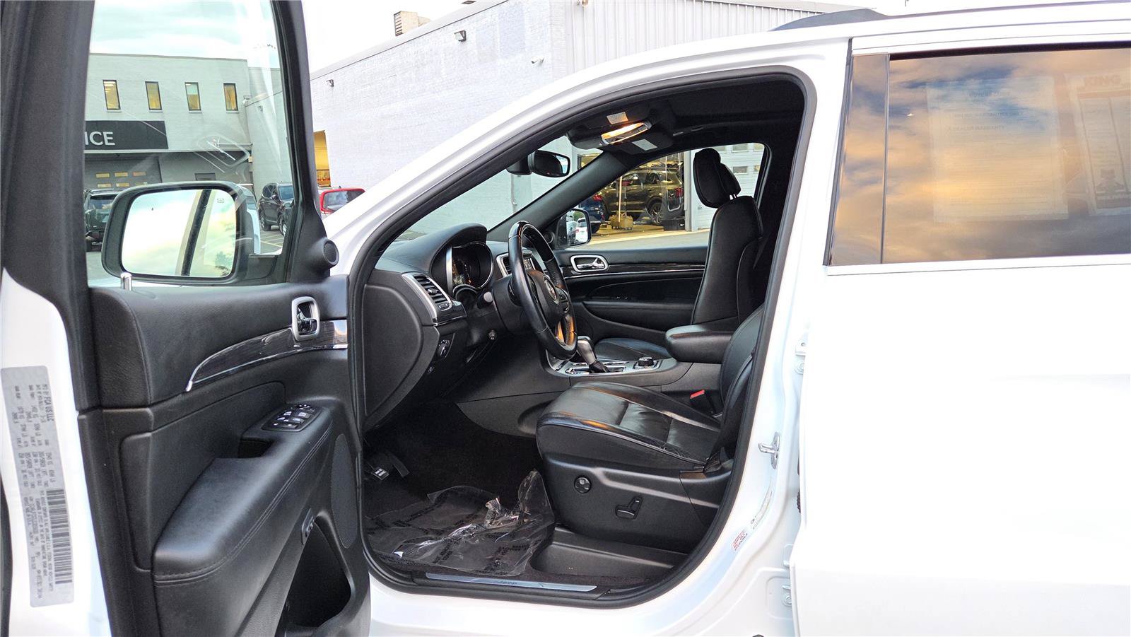 Used 2018 Jeep Grand Cherokee Overland AWD/4WD image 15