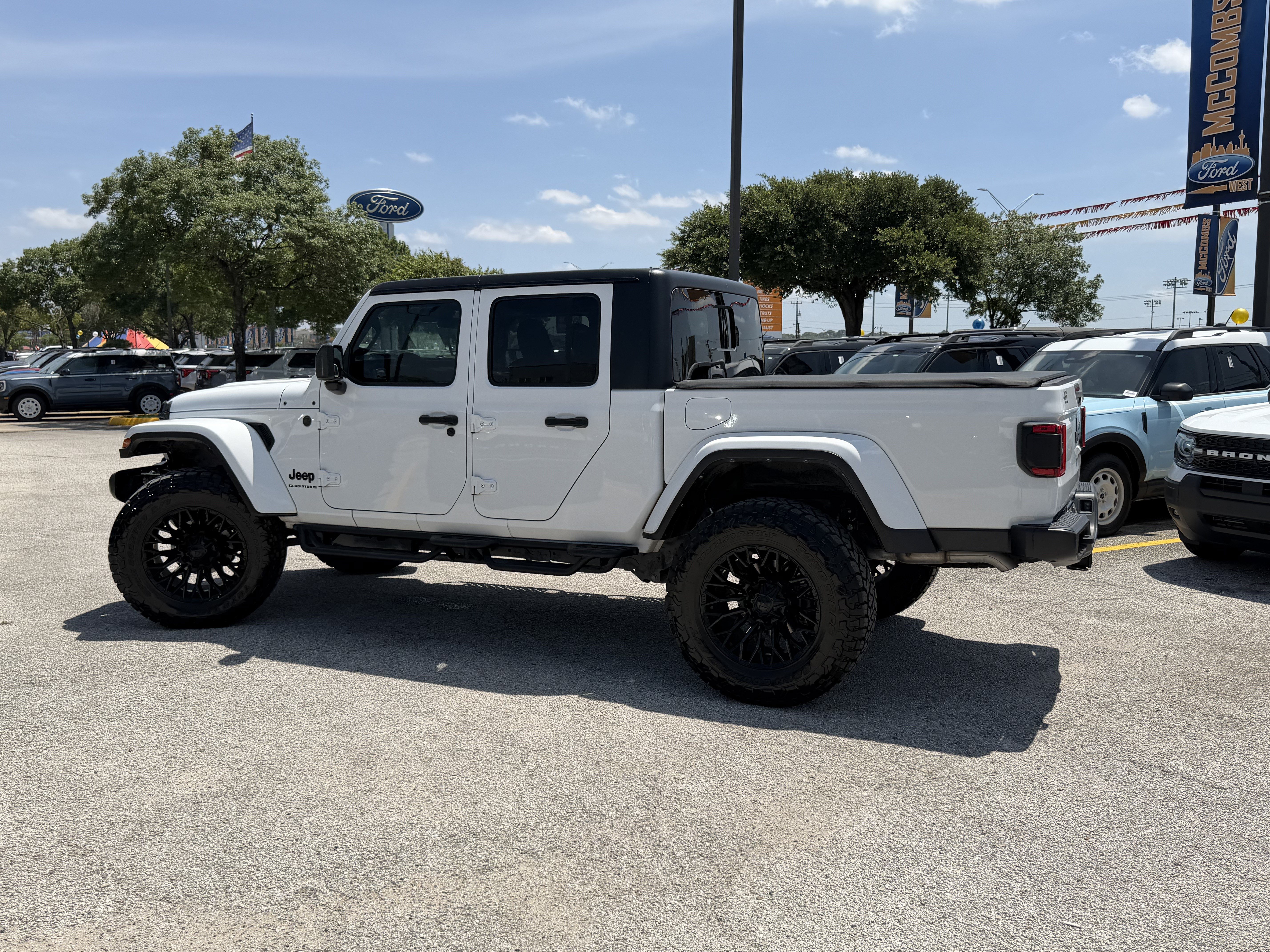 Used 2024 Jeep Gladiator Sport AWD/4WD image 9