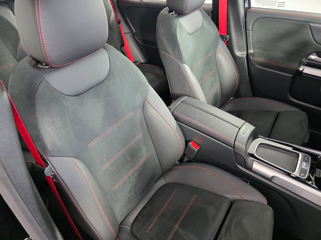 Certified 2025 Mercedes-Benz GLB 35 AMG 4MATIC image 31