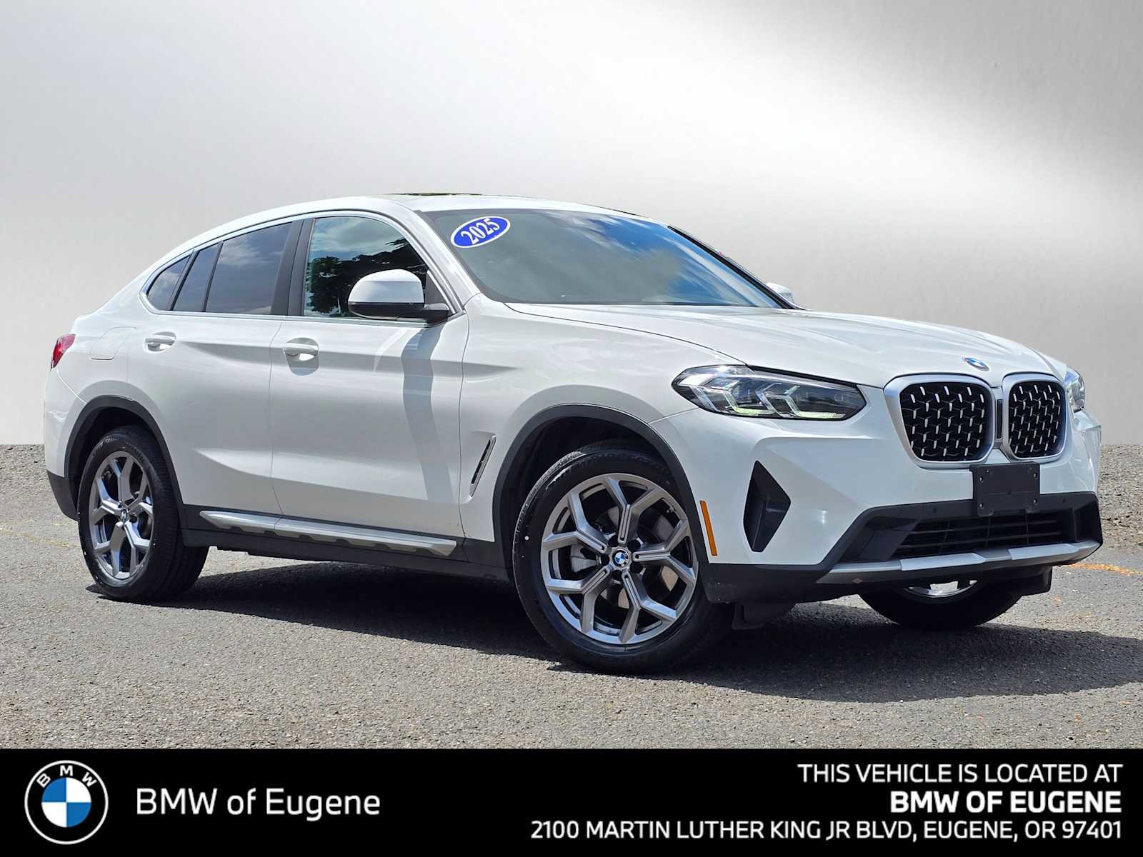 Used 2025 BMW X4 xDrive30i AWD/4WD image 1