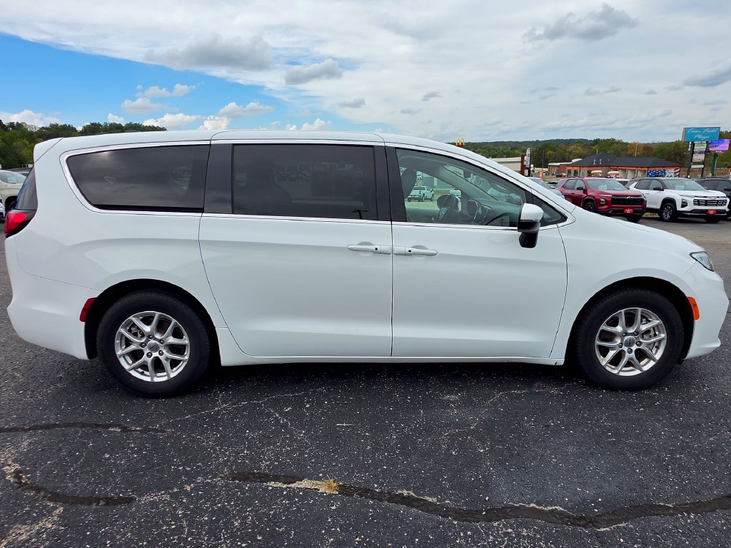 Used 2023 Chrysler Pacifica Touring-L FWD image 10