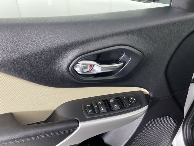 Used 2017 Jeep Cherokee Sport AWD/4WD image 12