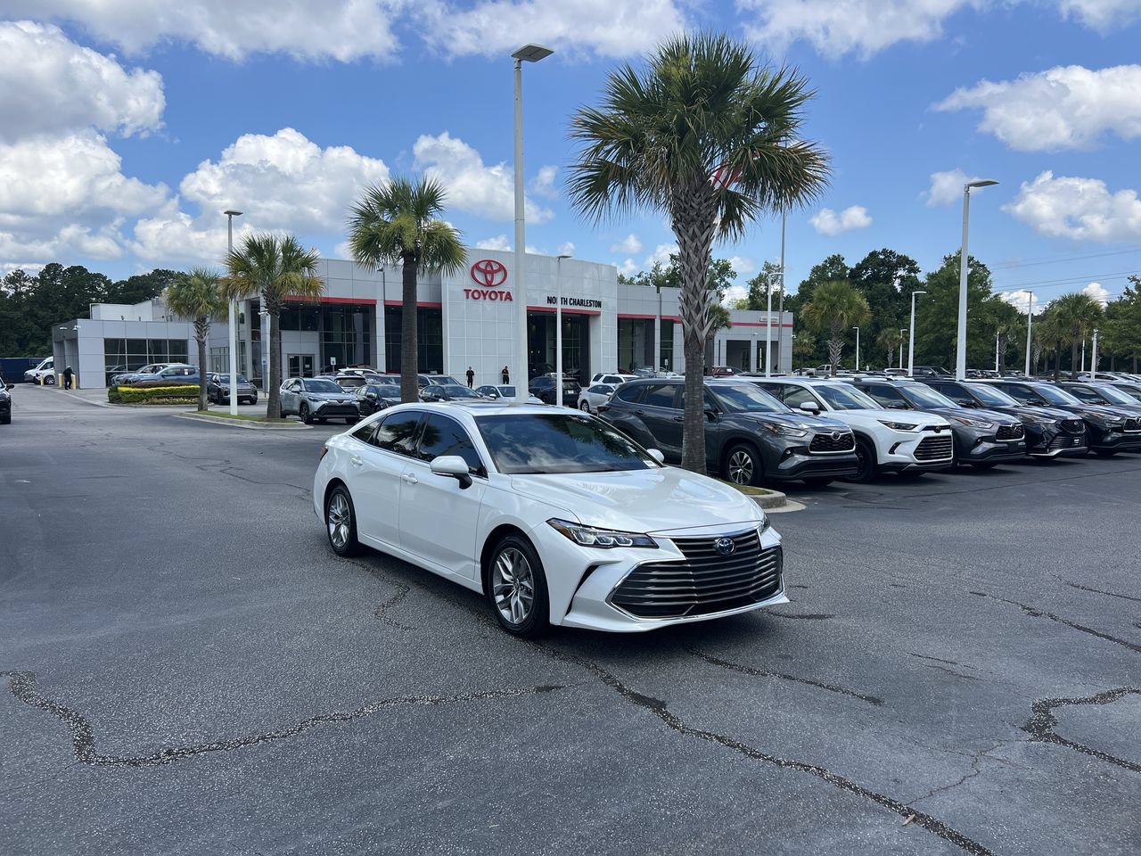 Used 2022 Toyota Avalon XLE w/ Moonroof Package FWD image 2