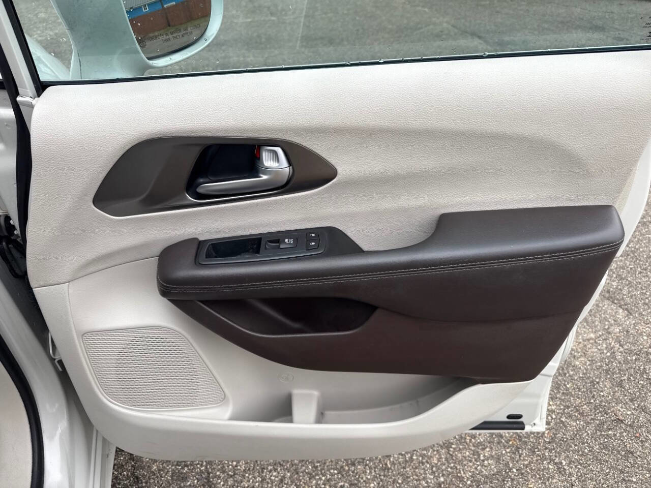 Used 2017 Chrysler Pacifica Touring-L FWD image 37