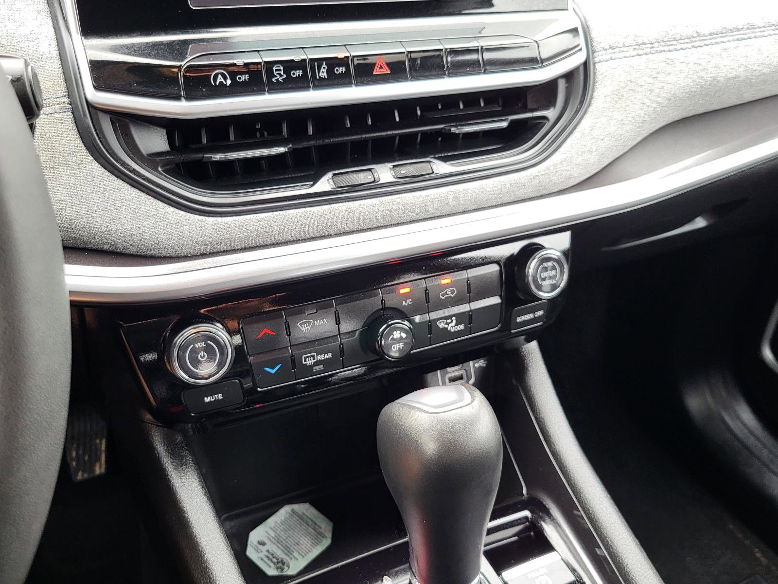 Used 2025 Jeep Compass Latitude image 28