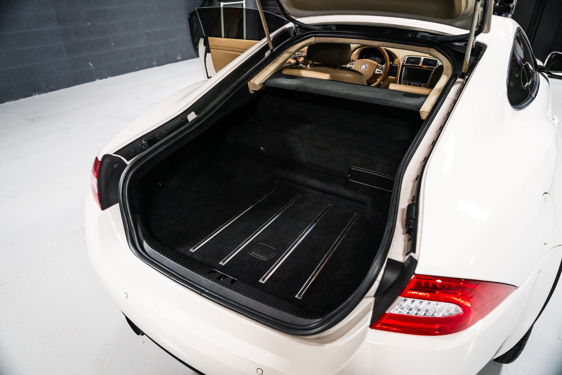 Used 2010 Jaguar XK Coupe RWD image 16