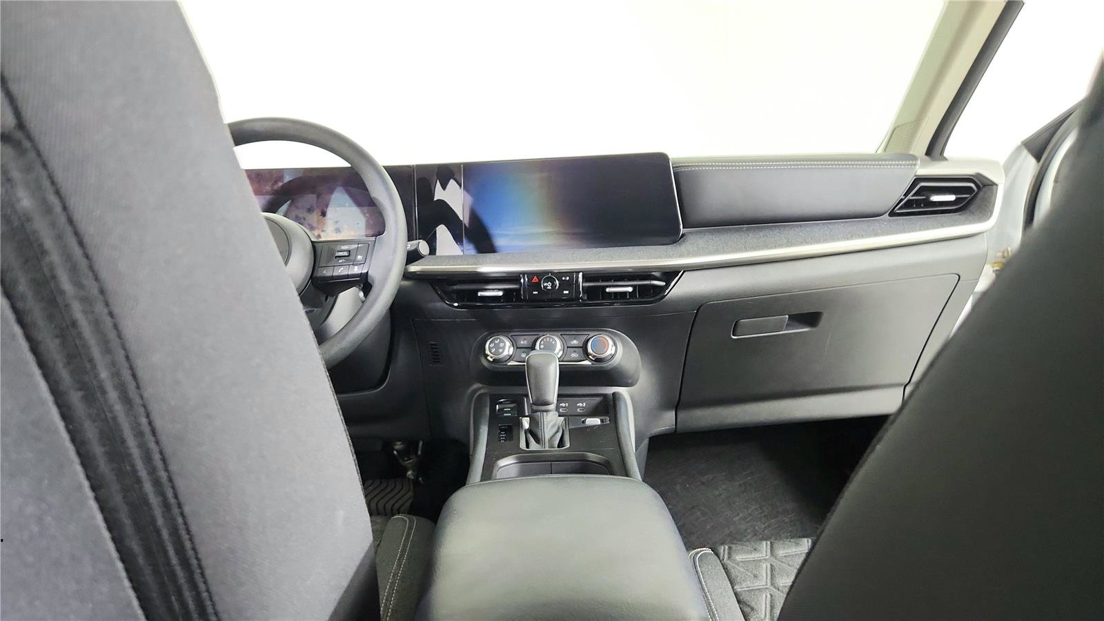 Used 2025 Nissan Kicks SV FWD image 13