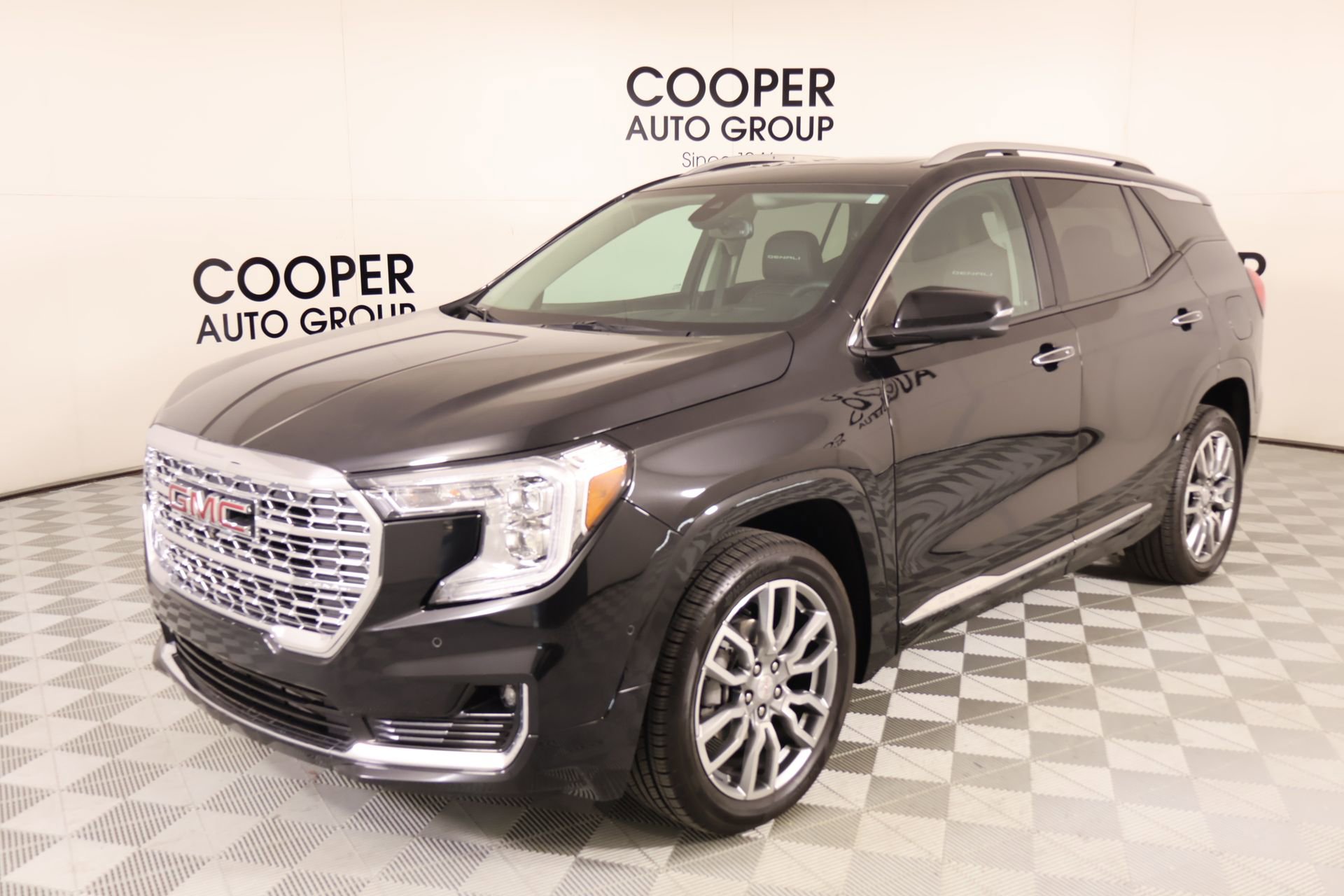 Used 2024 GMC Terrain Denali w/ Denali Premium Package AWD/4WD image 10
