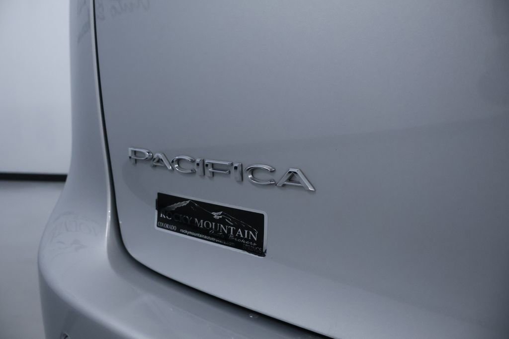 Used 2024 Chrysler Pacifica Touring-L image 10
