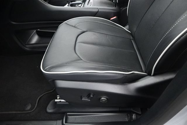 Used 2026 Chrysler Pacifica Limited FWD image 11