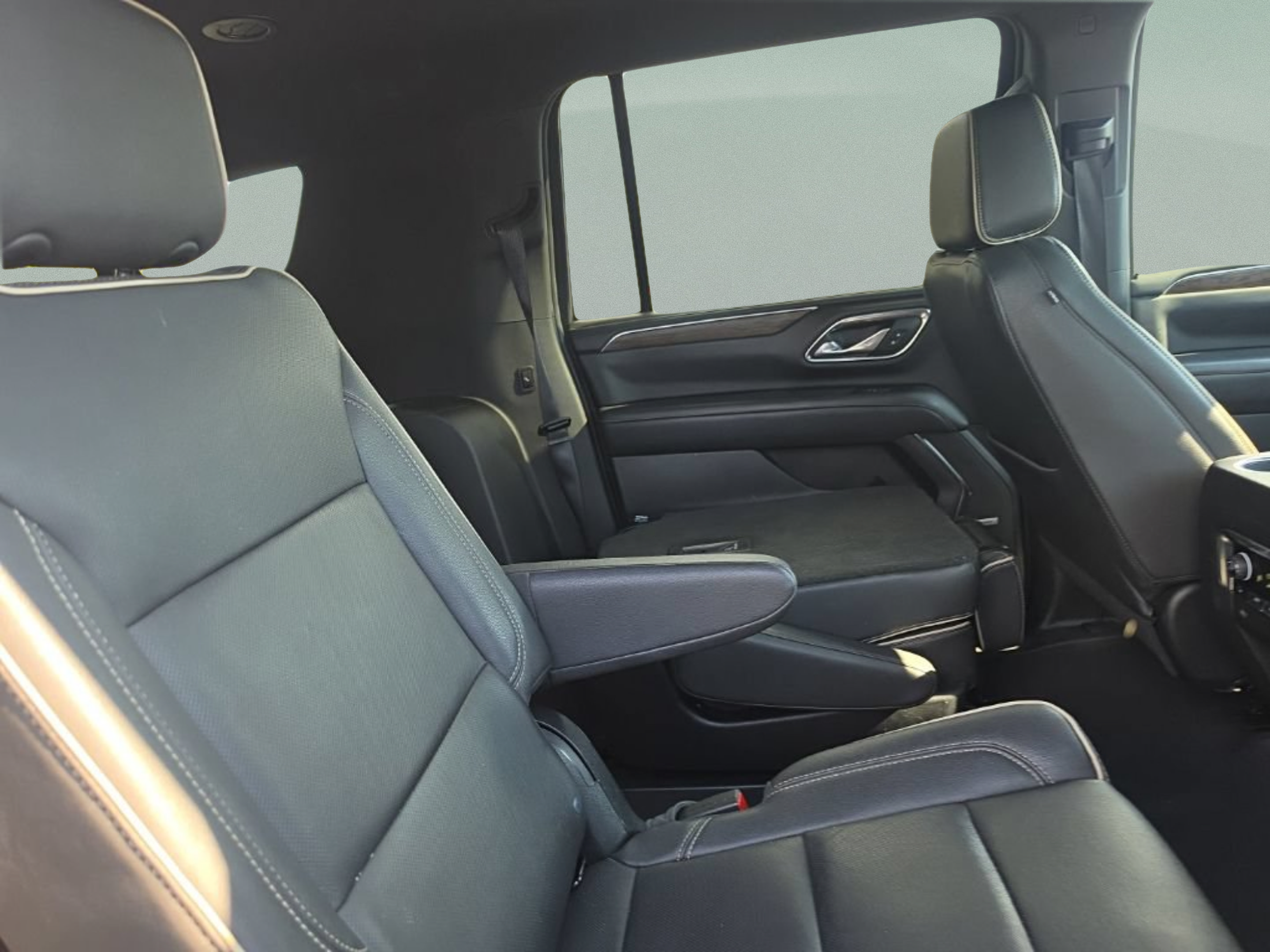 Used 2023 Chevrolet Suburban Premier AWD/4WD image 32