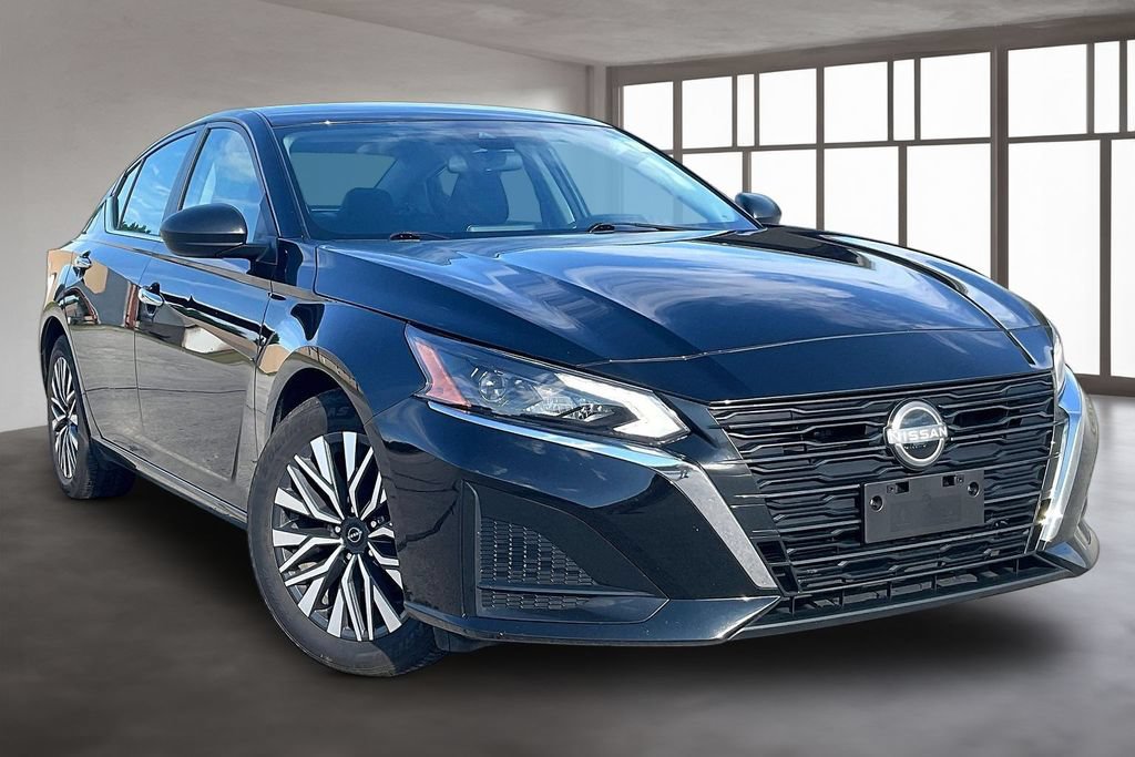 Used 2025 Nissan Altima 2.5 SV FWD image 3