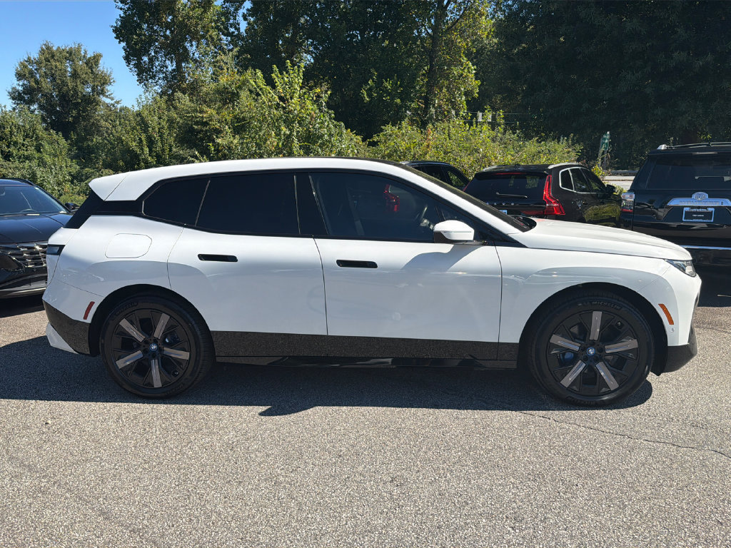 Used 2023 BMW iX xDrive50 w/ Sport Package AWD/4WD image 8