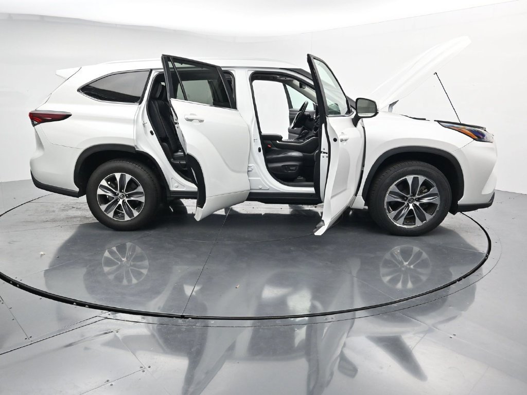 Used 2024 Toyota Highlander XLE FWD image 41