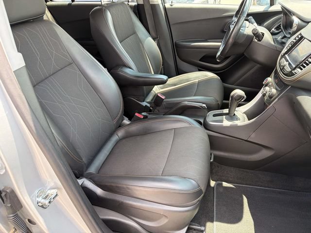 Used 2022 Chevrolet Trax LT w/ LT Convenience Package FWD image 25