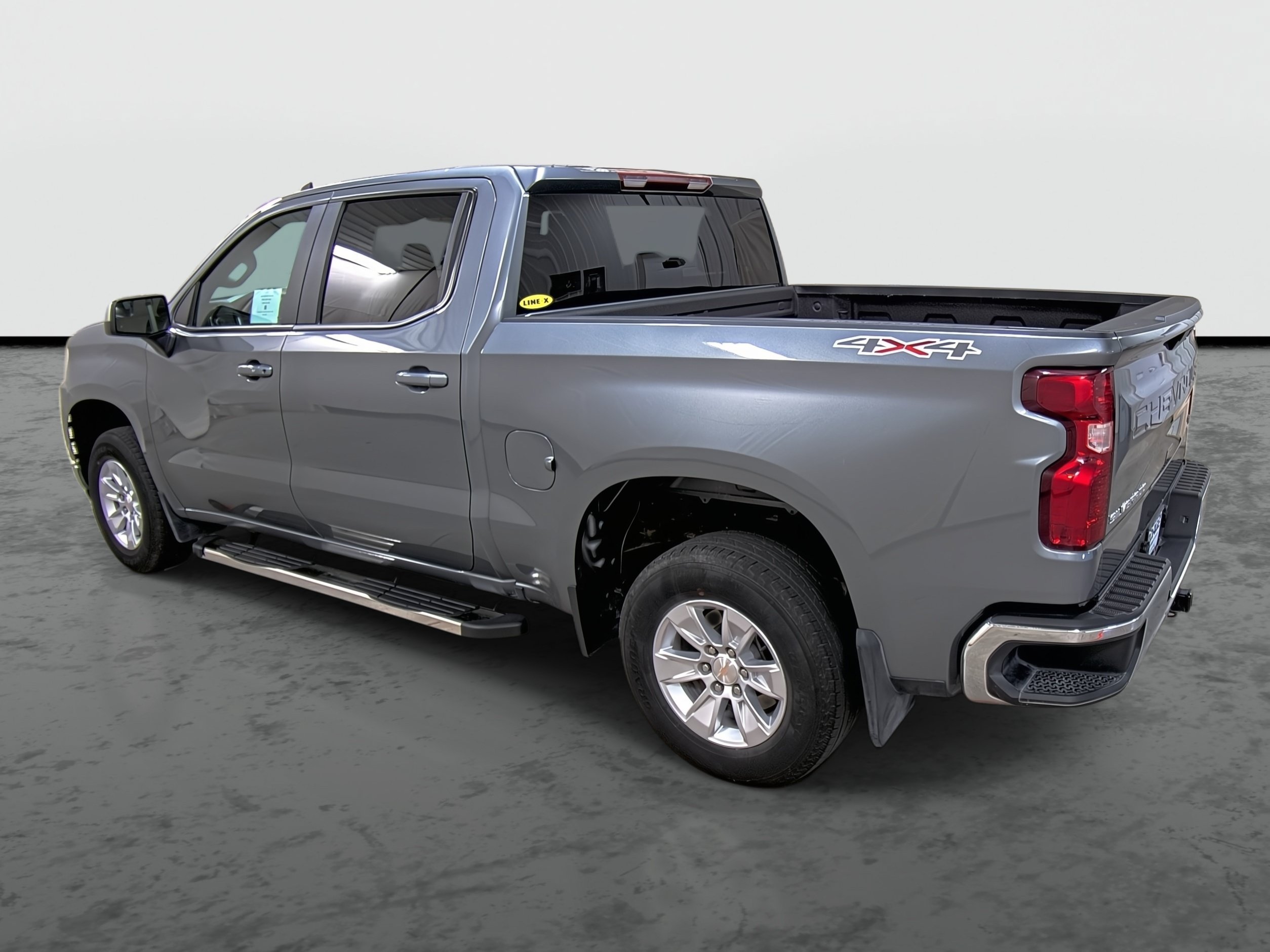 Used 2021 Chevrolet Silverado 1500 LT AWD/4WD image 2
