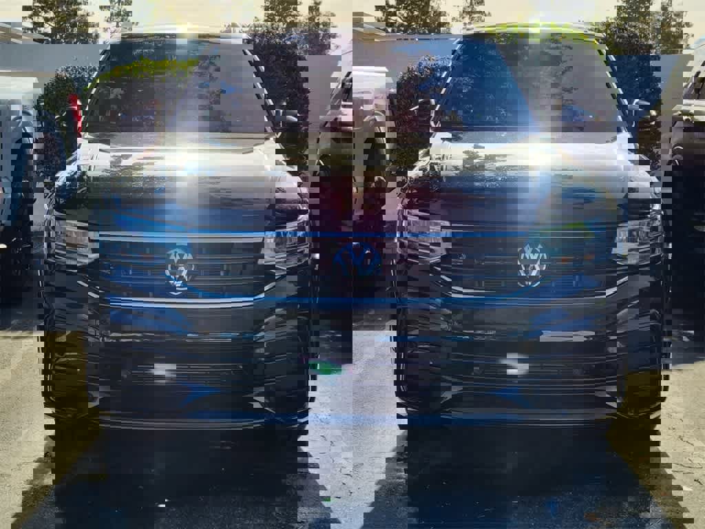 Used 2024 Volkswagen Tiguan SE R-Line image 2