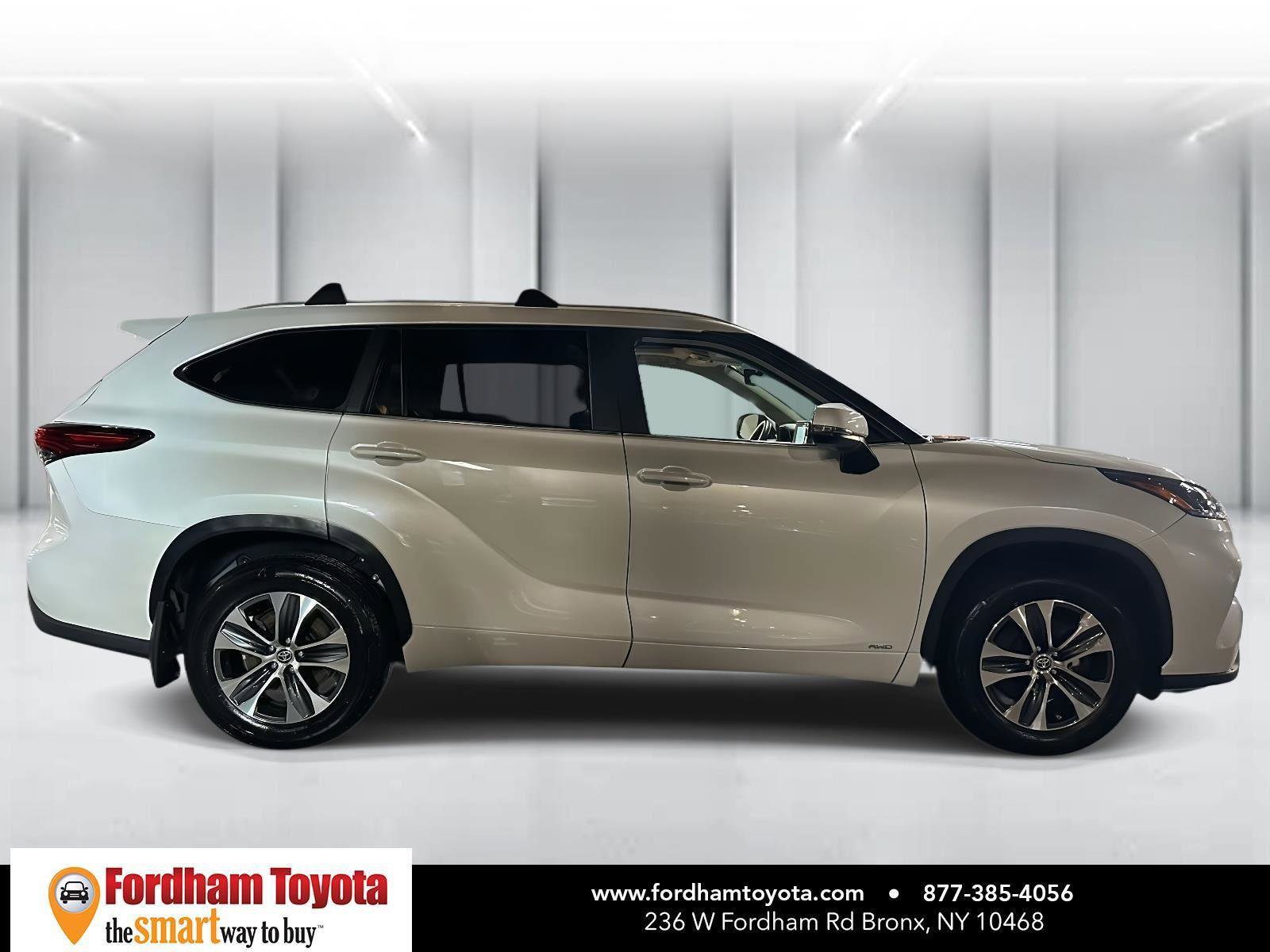 Used 2023 Toyota Highlander XLE AWD/4WD image 2