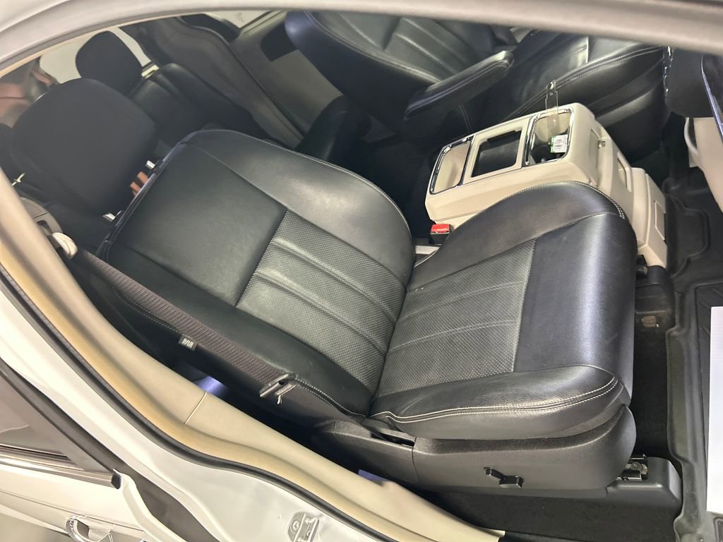 Used 2016 Chrysler Town & Country Touring-L FWD image 27
