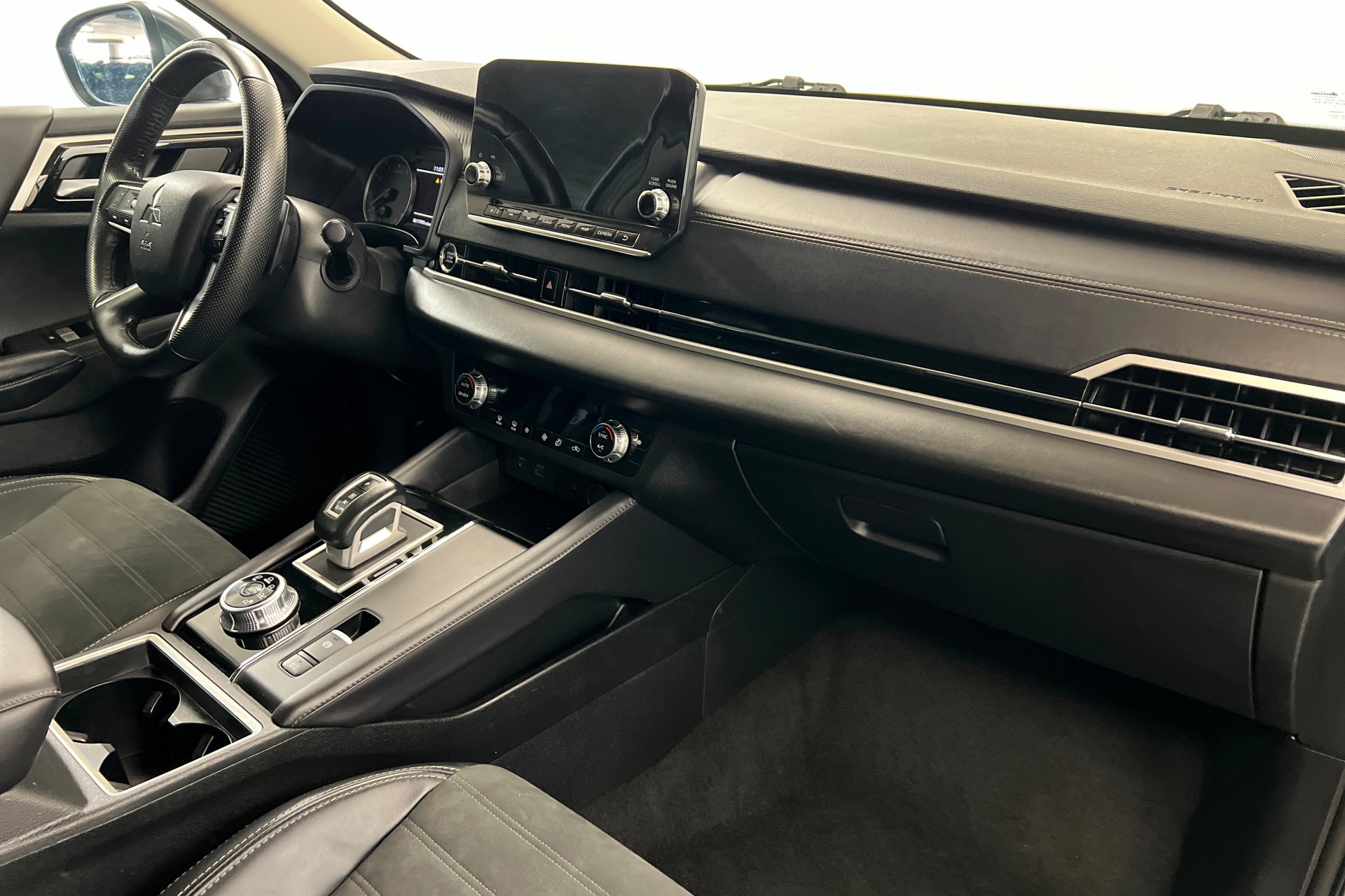 Used 2024 Mitsubishi Outlander FWD image 25