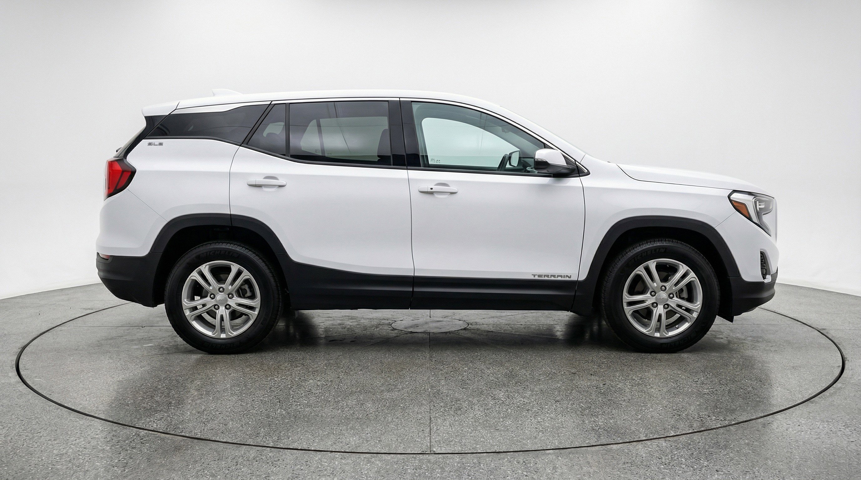 Used 2024 GMC Terrain SLE image 11