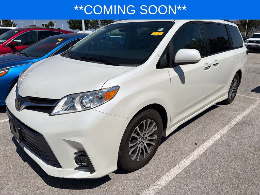 Used 2018 Toyota Sienna XLE w/ Carpet Mat Package FWD image 1