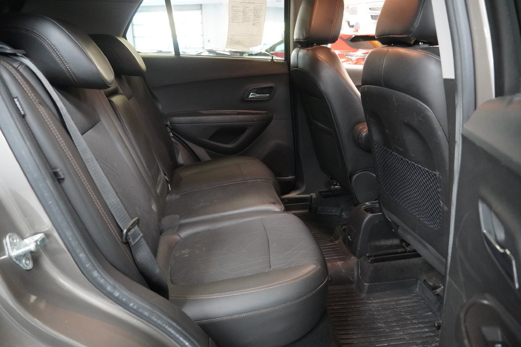 Used 2020 Chevrolet Trax LT w/ Driver Confidence Package FWD image 30
