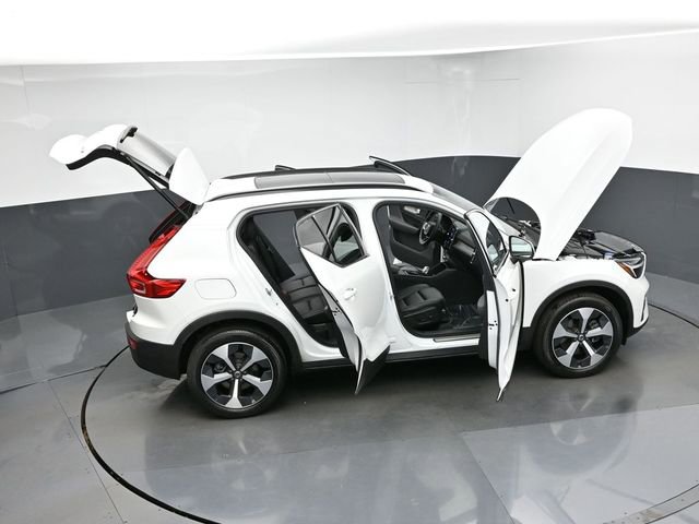 Used 2024 Volvo XC40 B5 Plus image 45