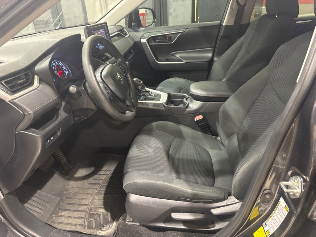 Used 2020 Toyota RAV4 LE FWD image 3