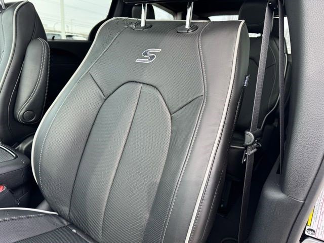 New 2026 Chrysler Pacifica Limited image 31