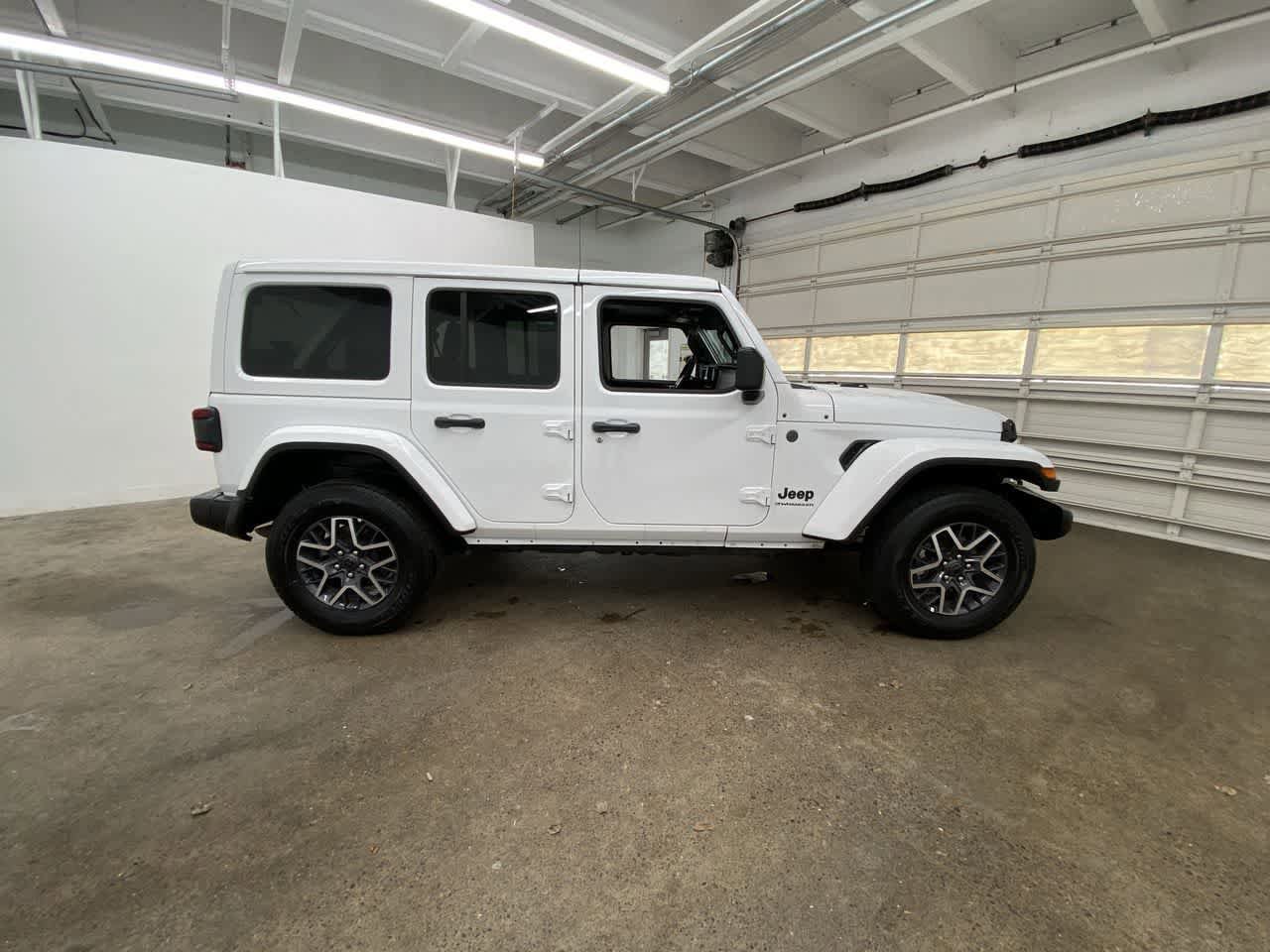 Used 2025 Jeep Wrangler Sahara AWD/4WD image 7