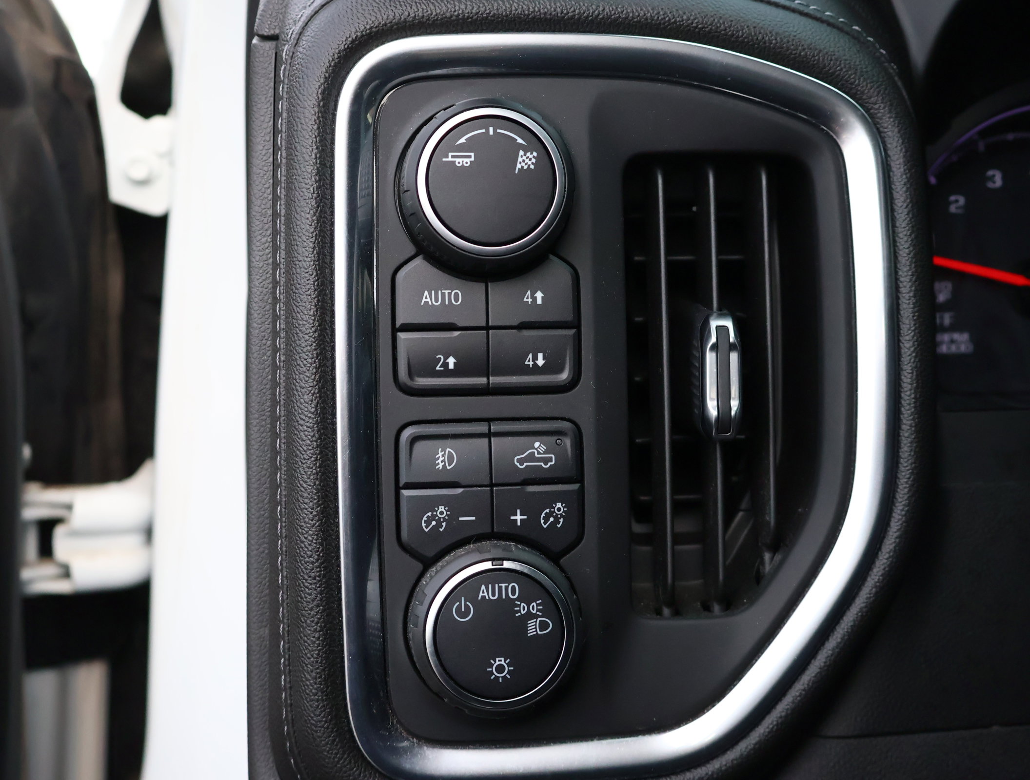 Used 2019 Chevrolet Silverado 1500 LT Trail Boss w/ Convenience Package AWD/4WD image 11