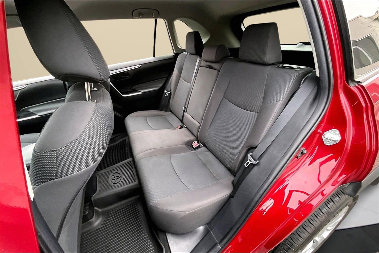 Used 2021 Toyota RAV4 LE image 19
