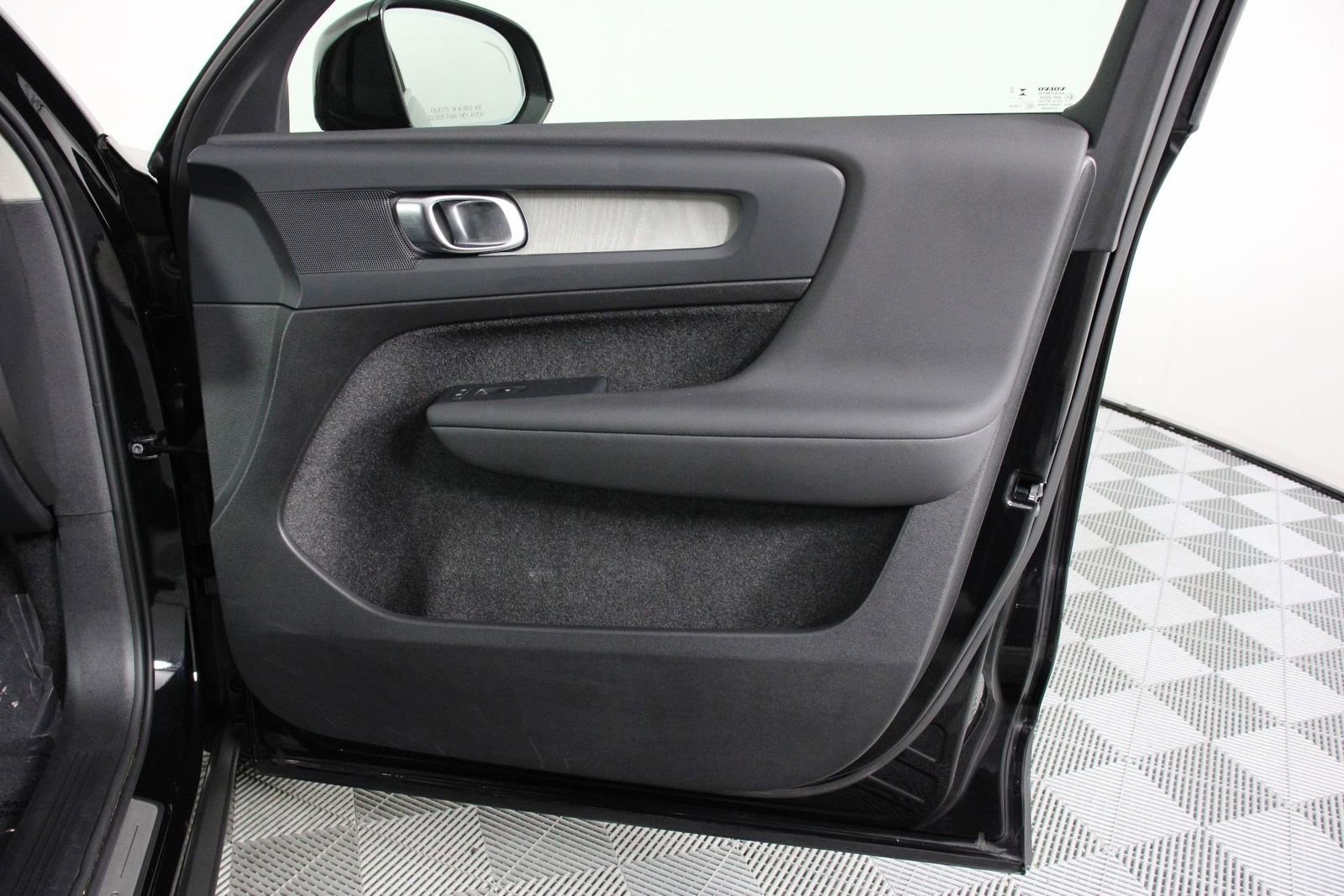 Certified 2025 Volvo XC40 B5 Plus AWD/4WD image 21