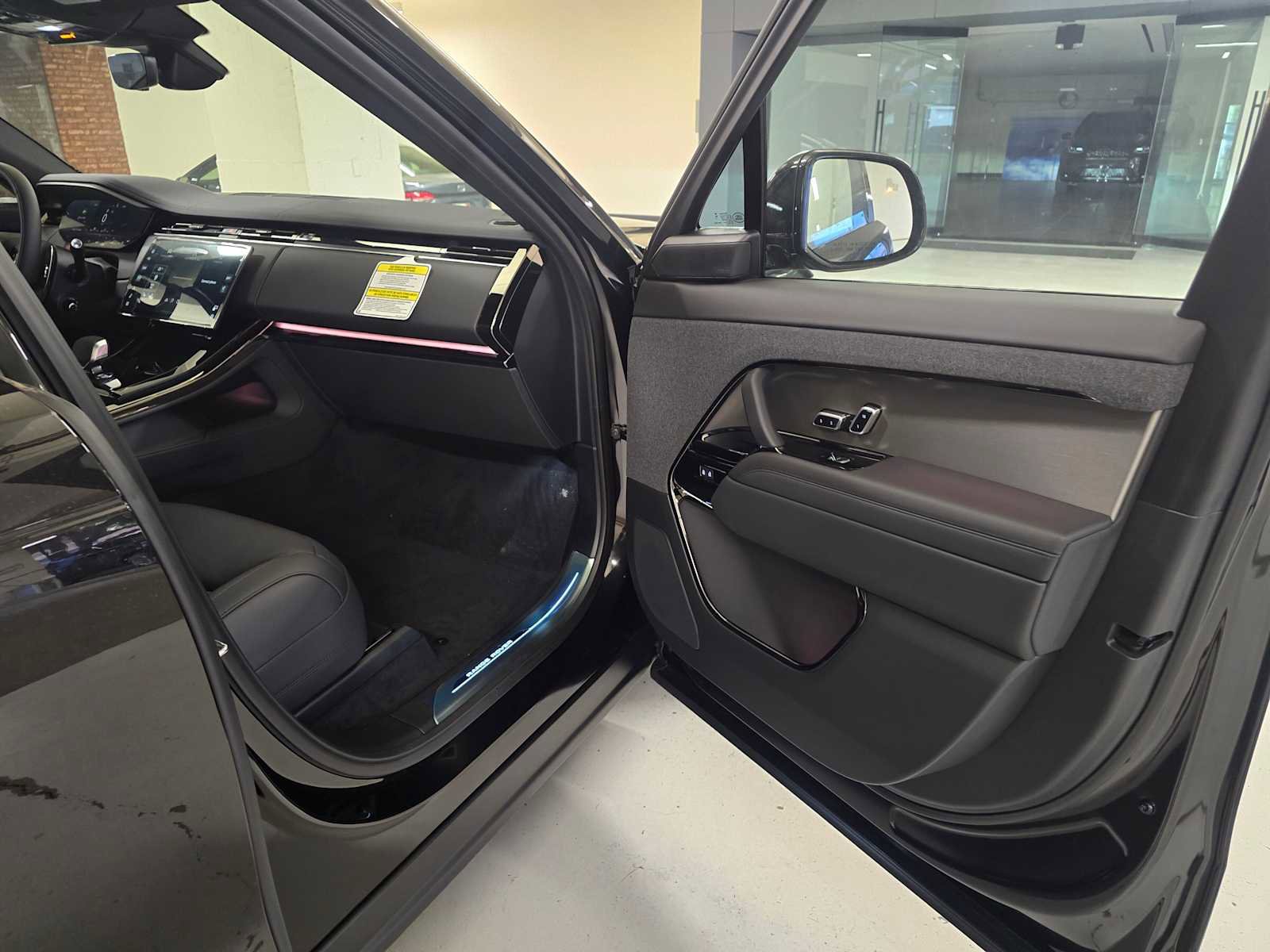 Used 2026 Land Rover Range Rover Sport SE image 12