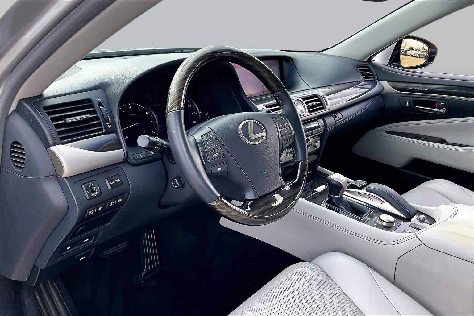 Used 2017 Lexus LS 460 w/ Comfort Package RWD image 15