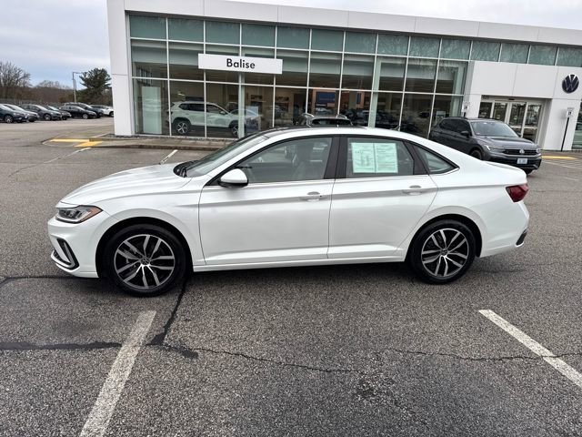 Certified 2025 Volkswagen Jetta SE w/ Sunroof Package image 5