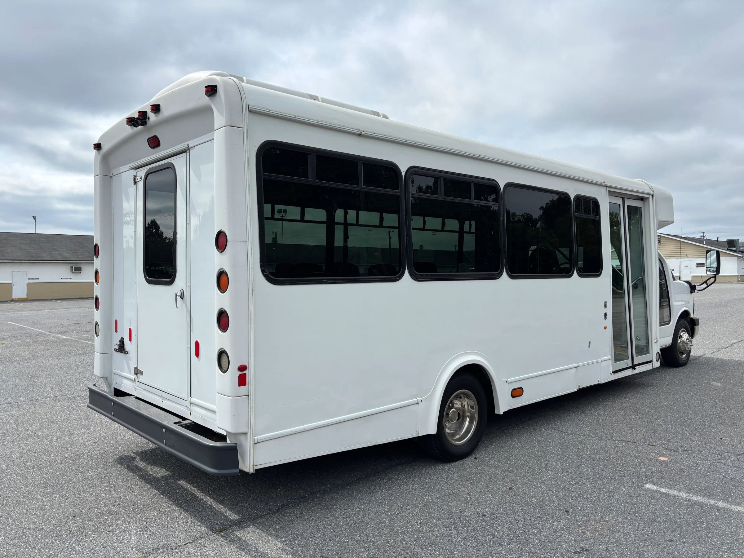 Used 2015 Chevrolet Express 4500 w/ Shuttle Bus Package RWD image 7