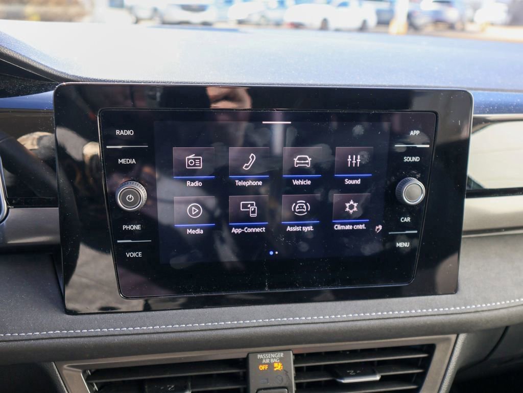 Certified 2025 Volkswagen Taos SE image 18